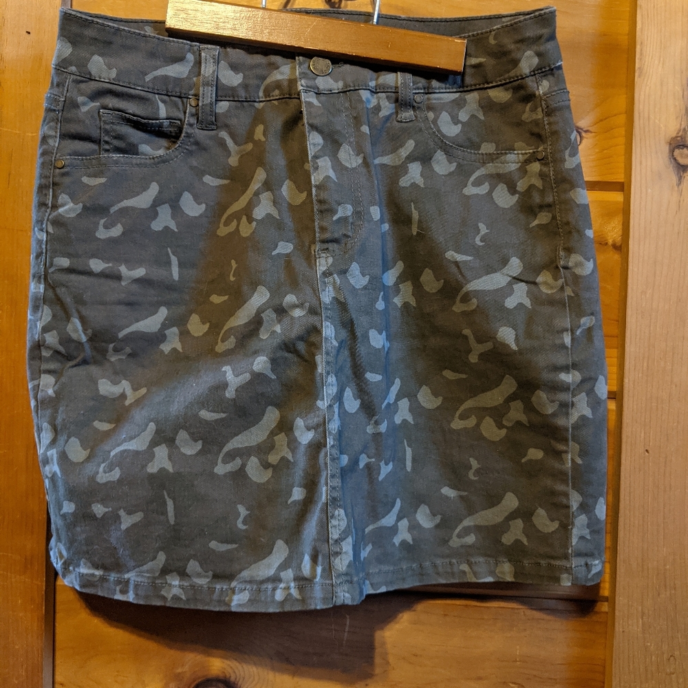 Green camouflage miniskirt, size medium